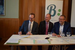 Oberbürgermeister Schneidewind (r.), ISG-Vorstand Alberts (M.) und Stadtplaner Bleck (l.) bei der Unterschrift